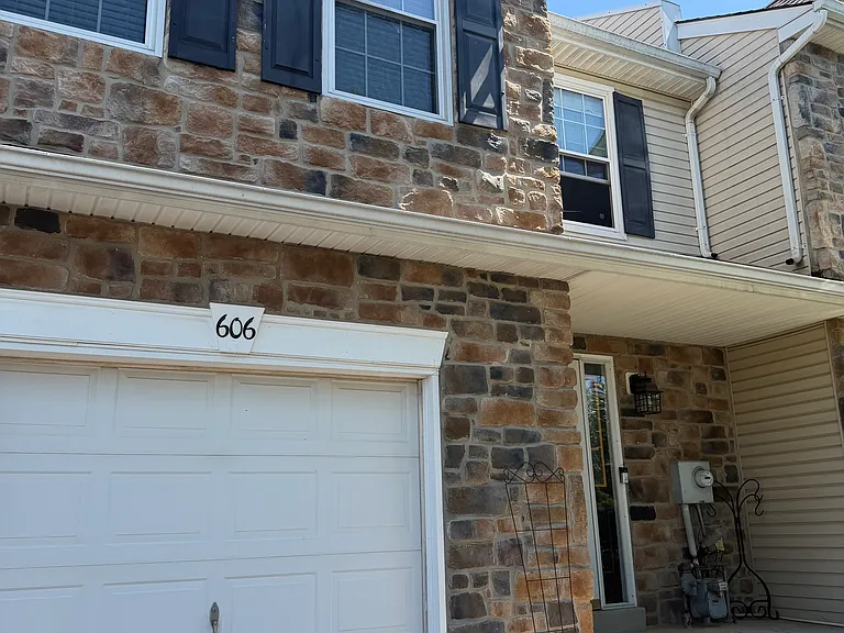 606 Harrington Ct — Photo 3