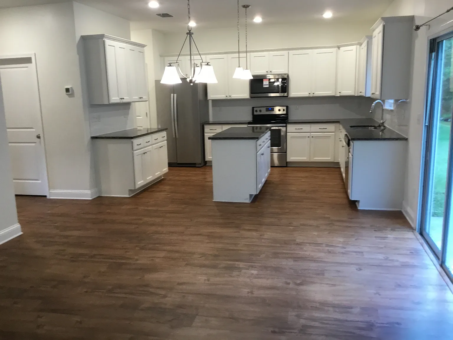 4 bed, 2.5 bath, 2458 sqft, $2,660 — Photo 3