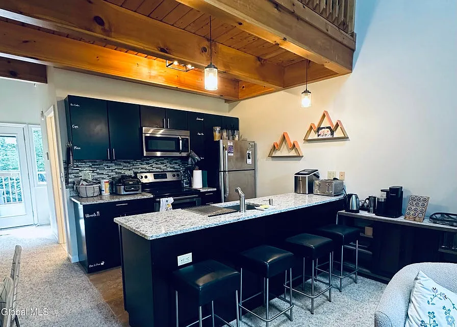 3 bed, 1650 sqft, $2,500 — Photo 2