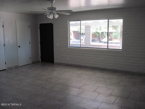 4 LVING ROOM