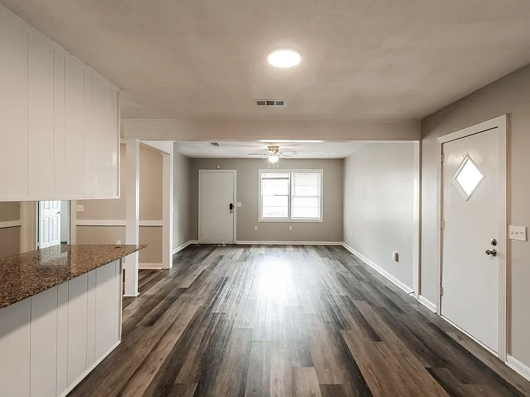 1678182_018_living_room_13484825.jpg