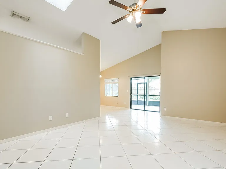 1011 Manigan Ave — Photo 4