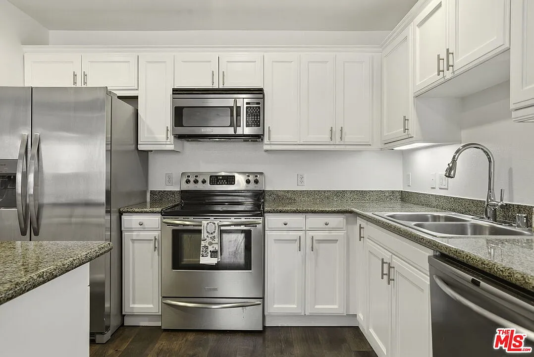 2 bed, 2.0 bath, 1020 sqft, $3,200 — Photo 3