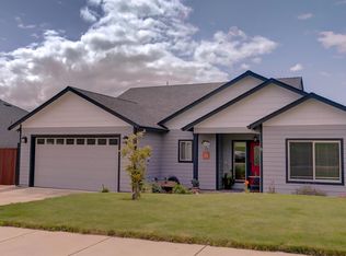 1050 Azure Way, Eagle Pt, OR 97524