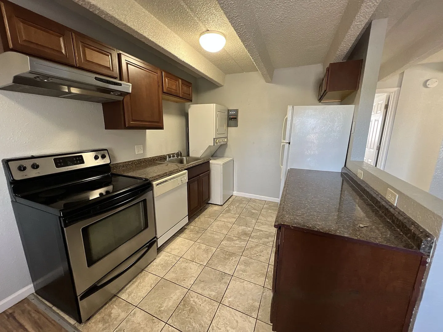 2 Bedroom 1 Bathroom Apartment in Aurora — Photo 1