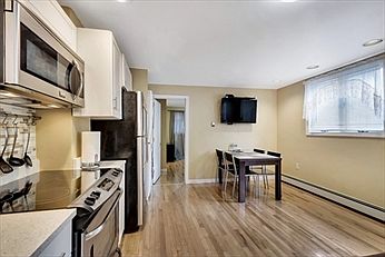 3rd image of 32 Bay St #32