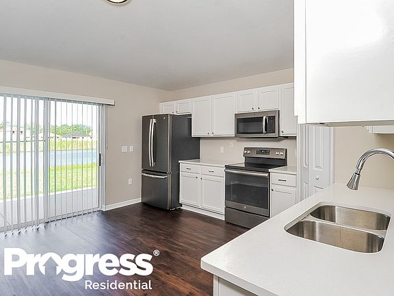 4th image of 810 Brenton Leaf Dr