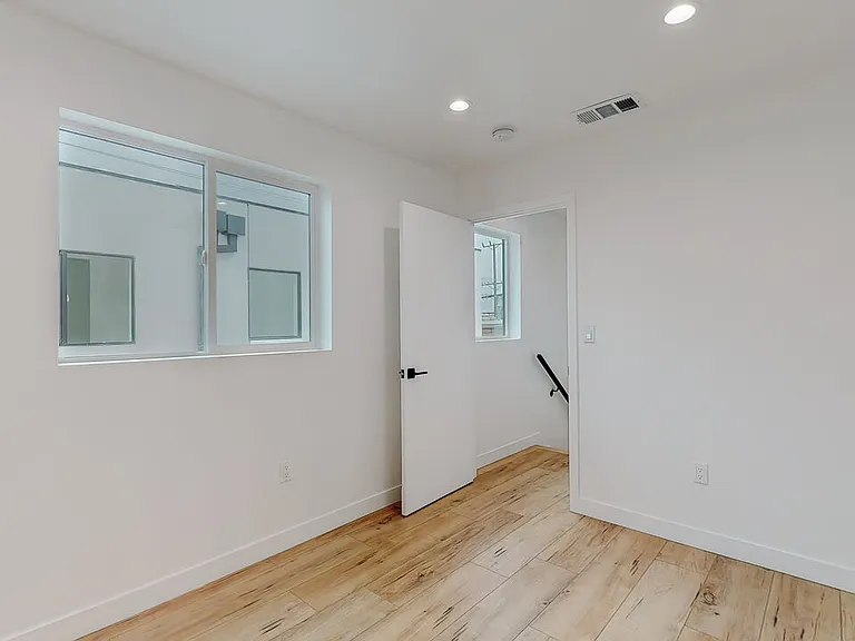 6811 Gloria Ave — Photo 25