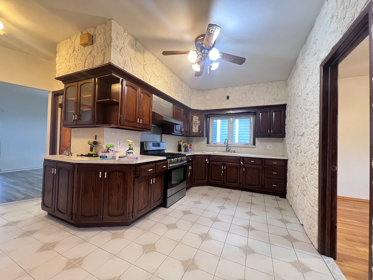 3 bed, 1000 sqft, $3,100 — Photo 2
