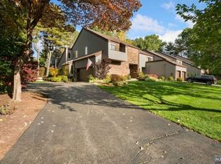 24 S Bayard Ln, Mahwah, NJ 07430