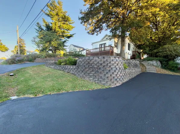 141 E Hoehn St, Carlinville, IL 62626