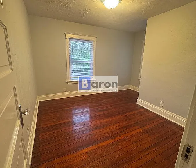 910 Allen St — Photo 10