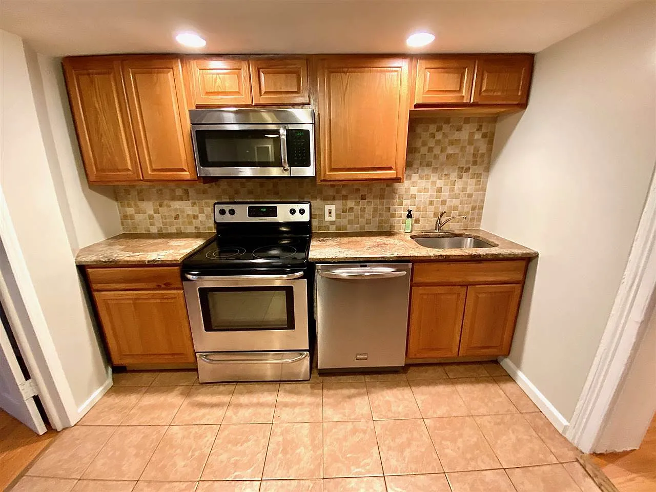 2 bed, 2.0 bath, 900 sqft, $3,600 — Photo 4