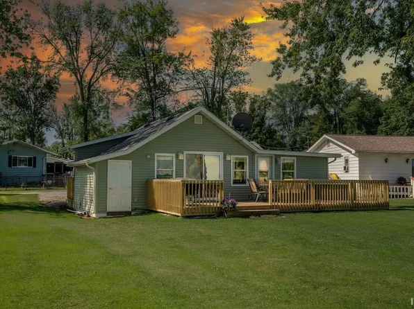 175 E Frantz Dr, Wawaka, IN 46794