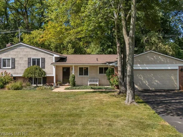 6756 Spruce Dr, Bloomfield Hills, MI 48301