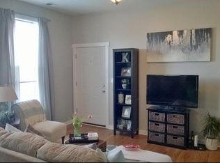 1531 W Superior St APT 2R, Chicago, IL 60642