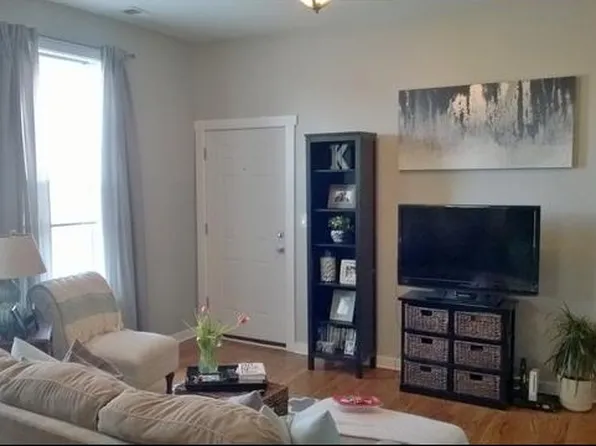 1531 W Superior St APT 2R, Chicago, IL 60642