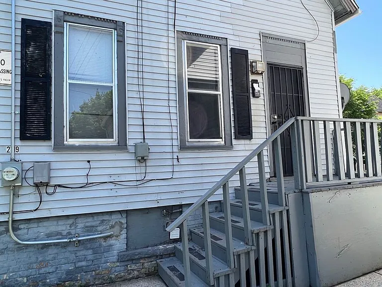 2119 W Brown St — Photo 1