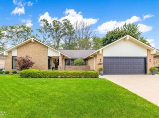 21893 River Rd, Grosse Pointe Woods, MI 48236