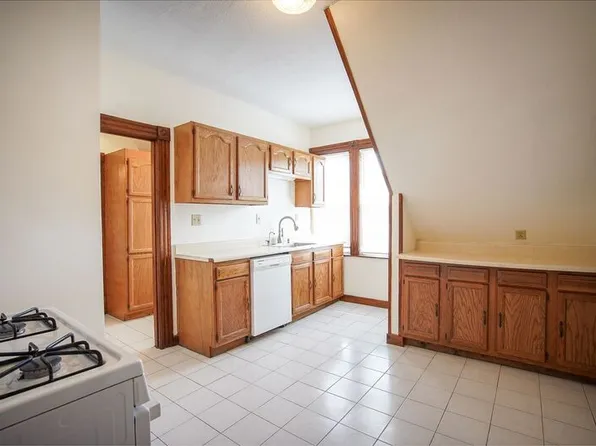 74 Crystal Ave Floor 3, Springfield, MA 01108