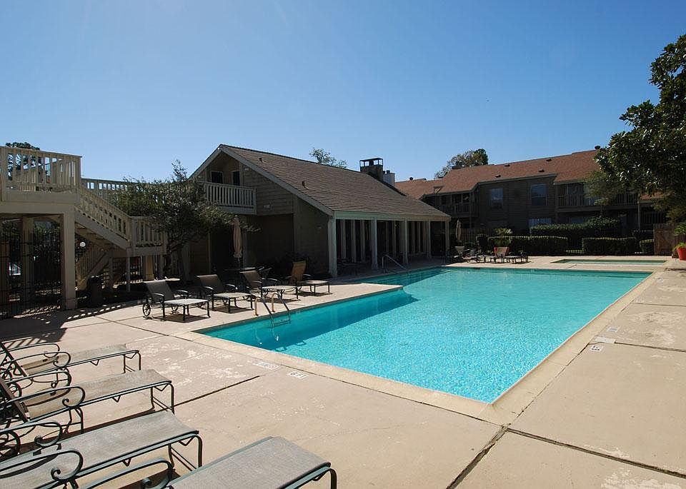 Stunning 2 bedroom 2/1 bath available in the Oaks of Woodlake Condos.