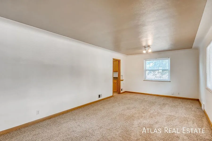 Spacious 3-Bedroom Triplex In The Highlands Area Of Denver! All Utilities Included! — Photo 3