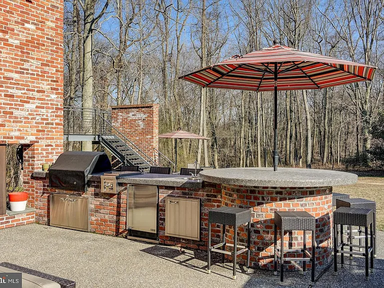 1127 Winding Dr — Photo 23