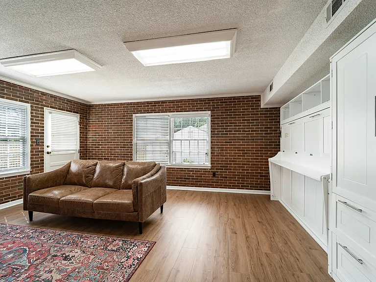 605 Regent Rd — Photo 20