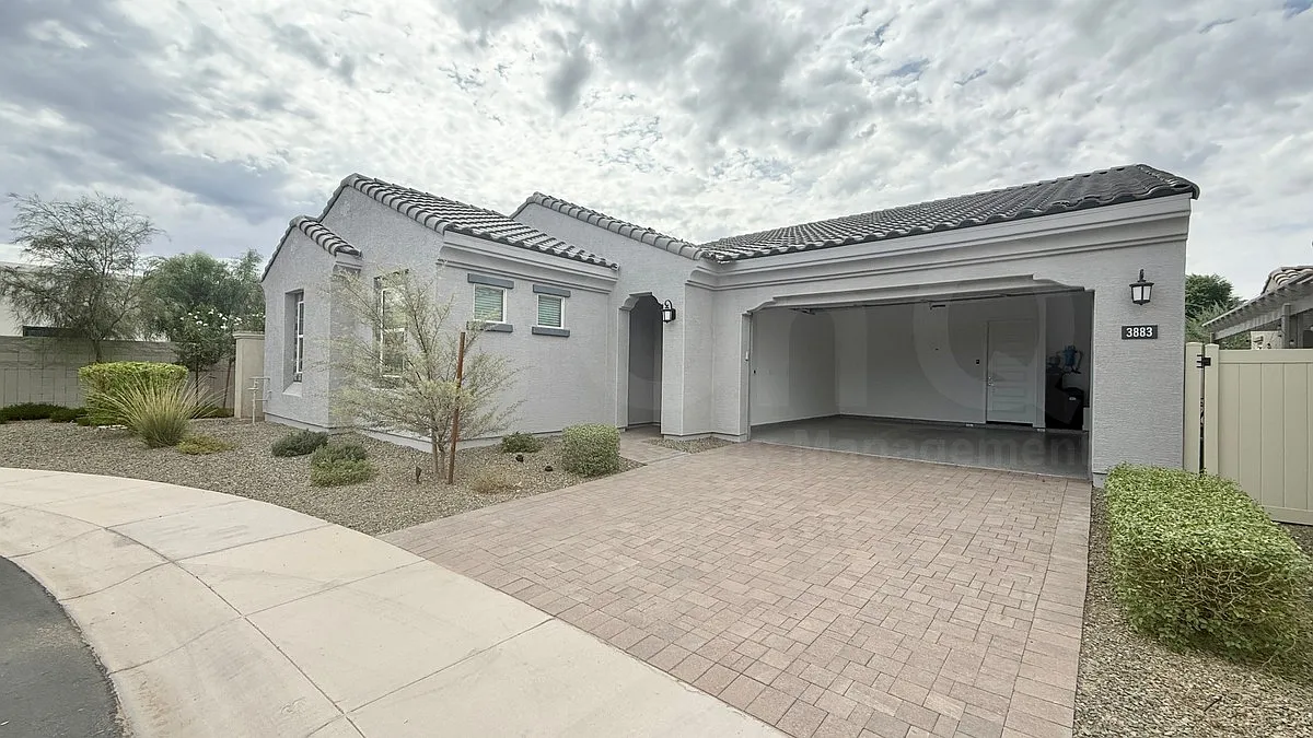 4 bed, 2.5 bath, 2277 sqft, $2,800 — Photo 2