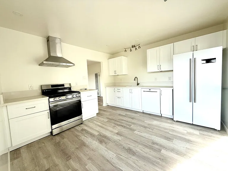 3913 Centre St #D — Photo 4