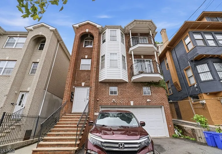 83 Farley Ave — Photo 2