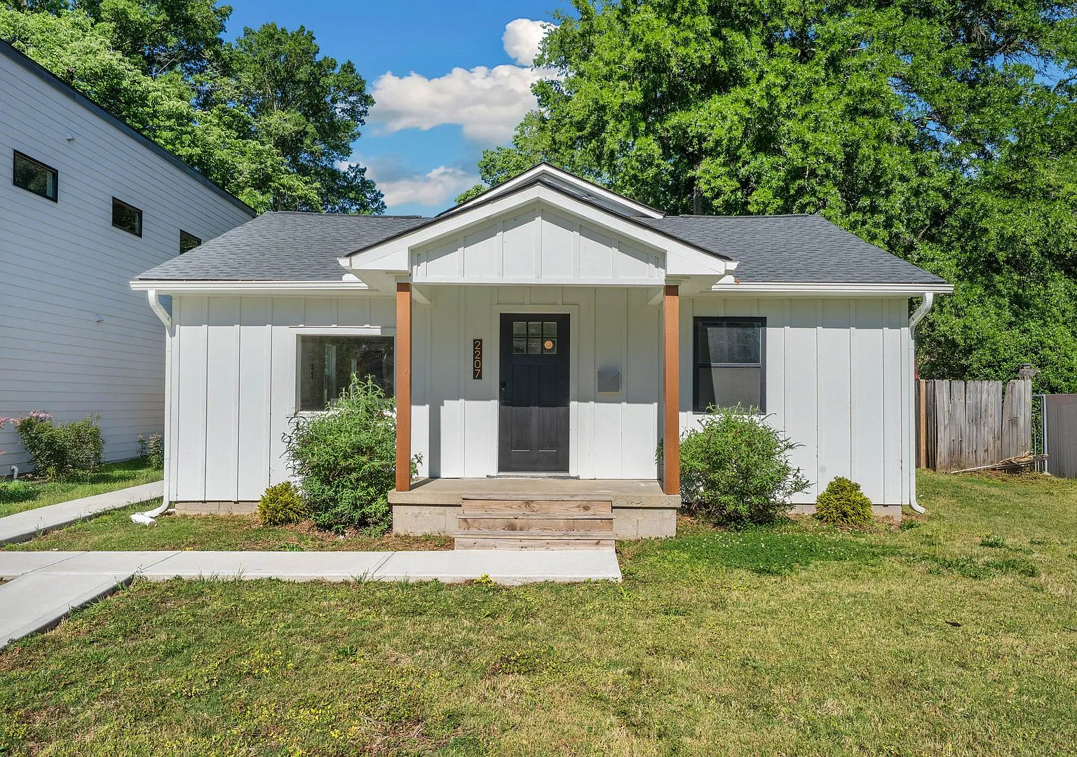 Beautifully renovated 3-bedroom bungalow near downtown with fully fenced yard! — Photo 1