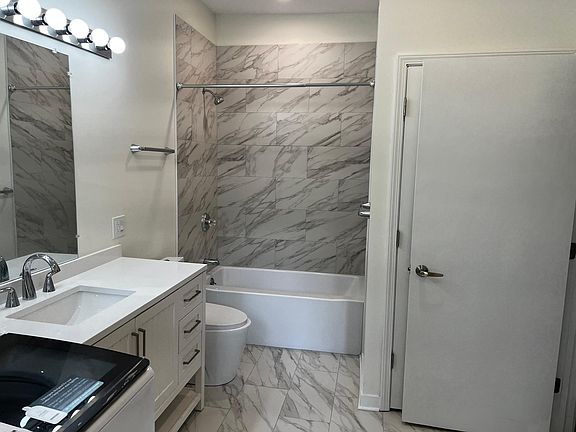5th image of 5638 N Winthrop Ave #1