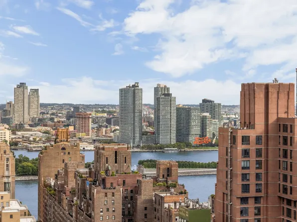 310 East 53rd Street image 8 of 14