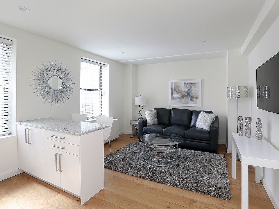 1st image of 150 W 51st St APT 1117