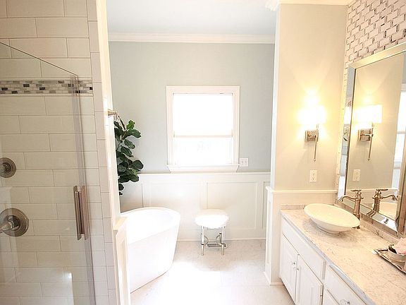 Master with double sinks. 