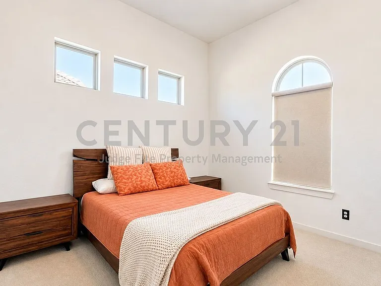 1131 Queensdown Way — Photo 9