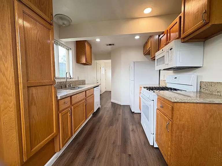 1003 Victoria Ave — Photo 4
