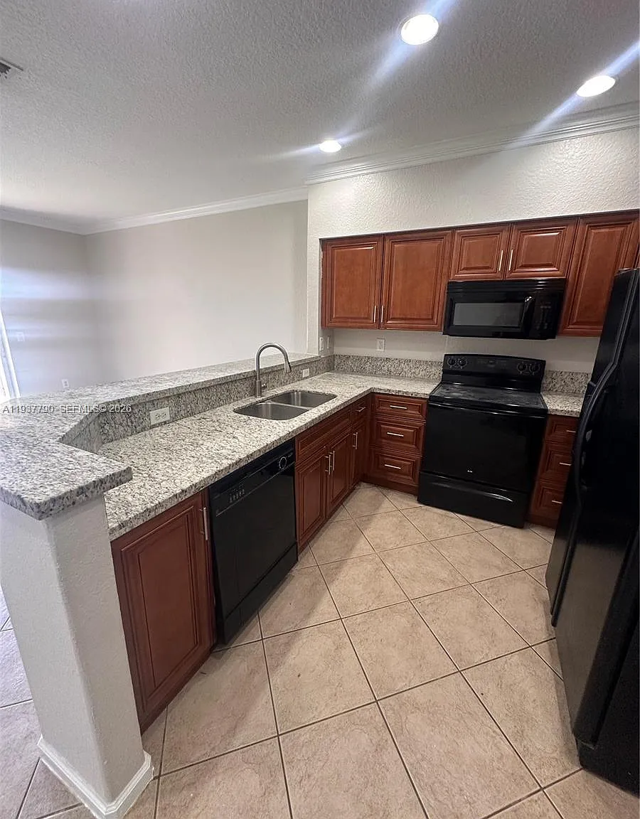 3 bed, 1450 sqft, $3,100 — Photo 2