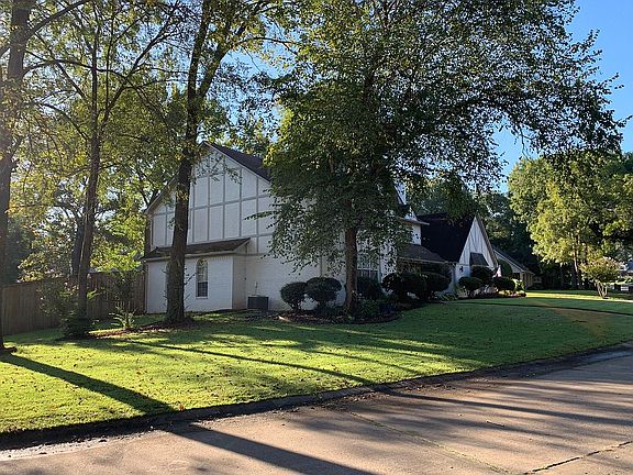 Huge yard...side view