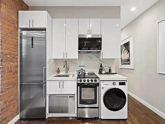 4th image of 110 E 1st St #3B