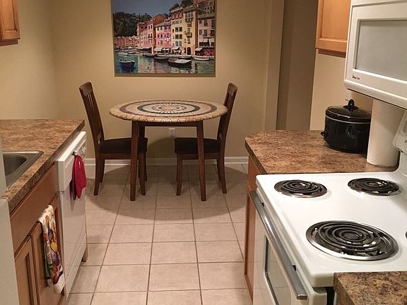 3rd image of 828 Malabu Dr APT 102