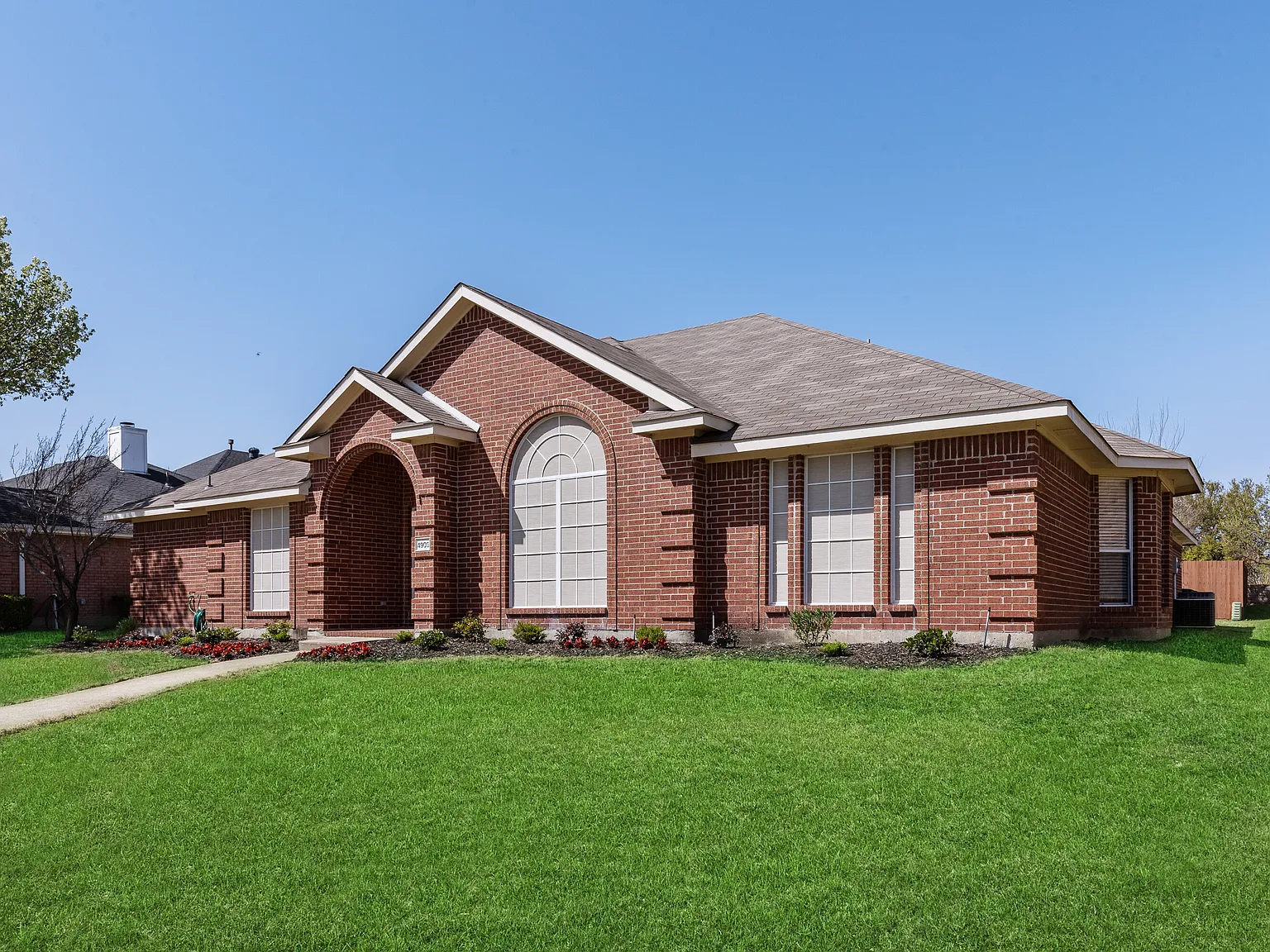 4 bed, 2519 sqft, $8,663 — Photo 3
