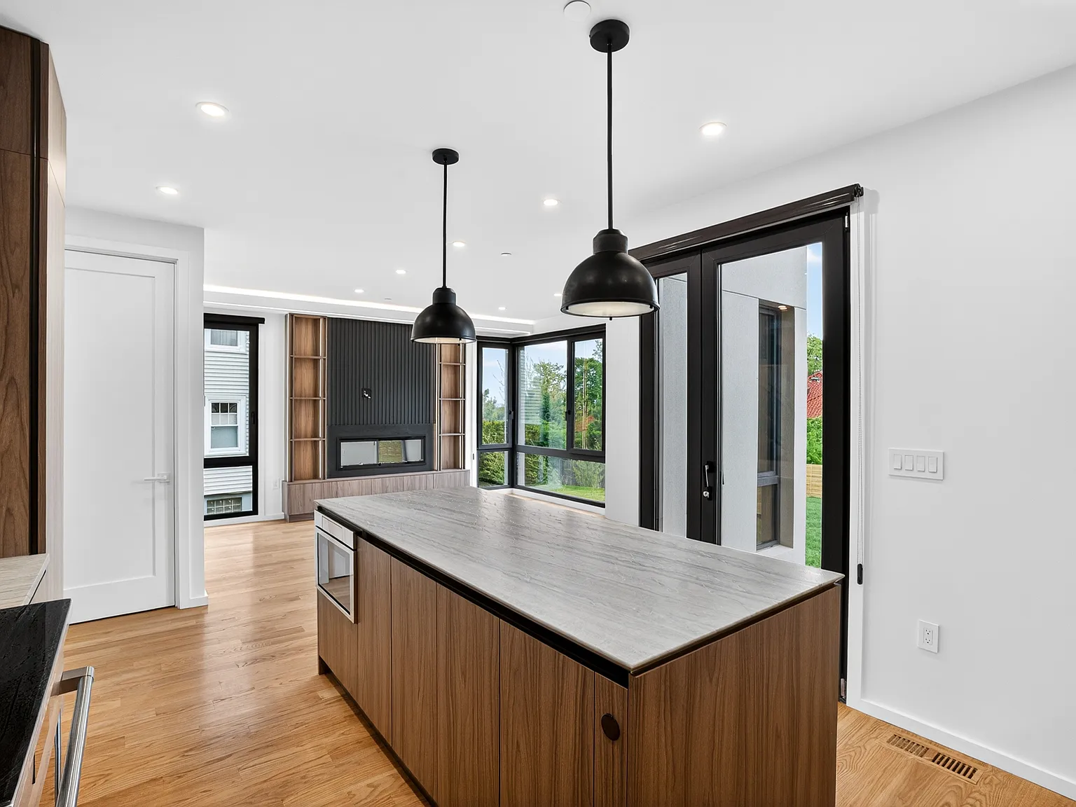 4 bed, 4.5 bath, 3500 sqft, $13,000 — Photo 2