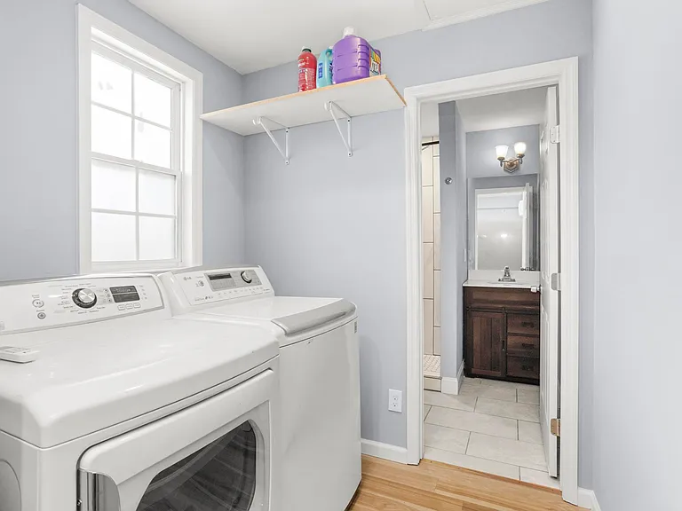 239 E Bledsoe St — Photo 48