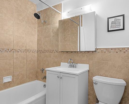 4th image of 225 E 36th St APT 4H