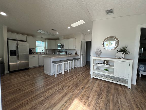 3rd image of 854 Nettles Blvd