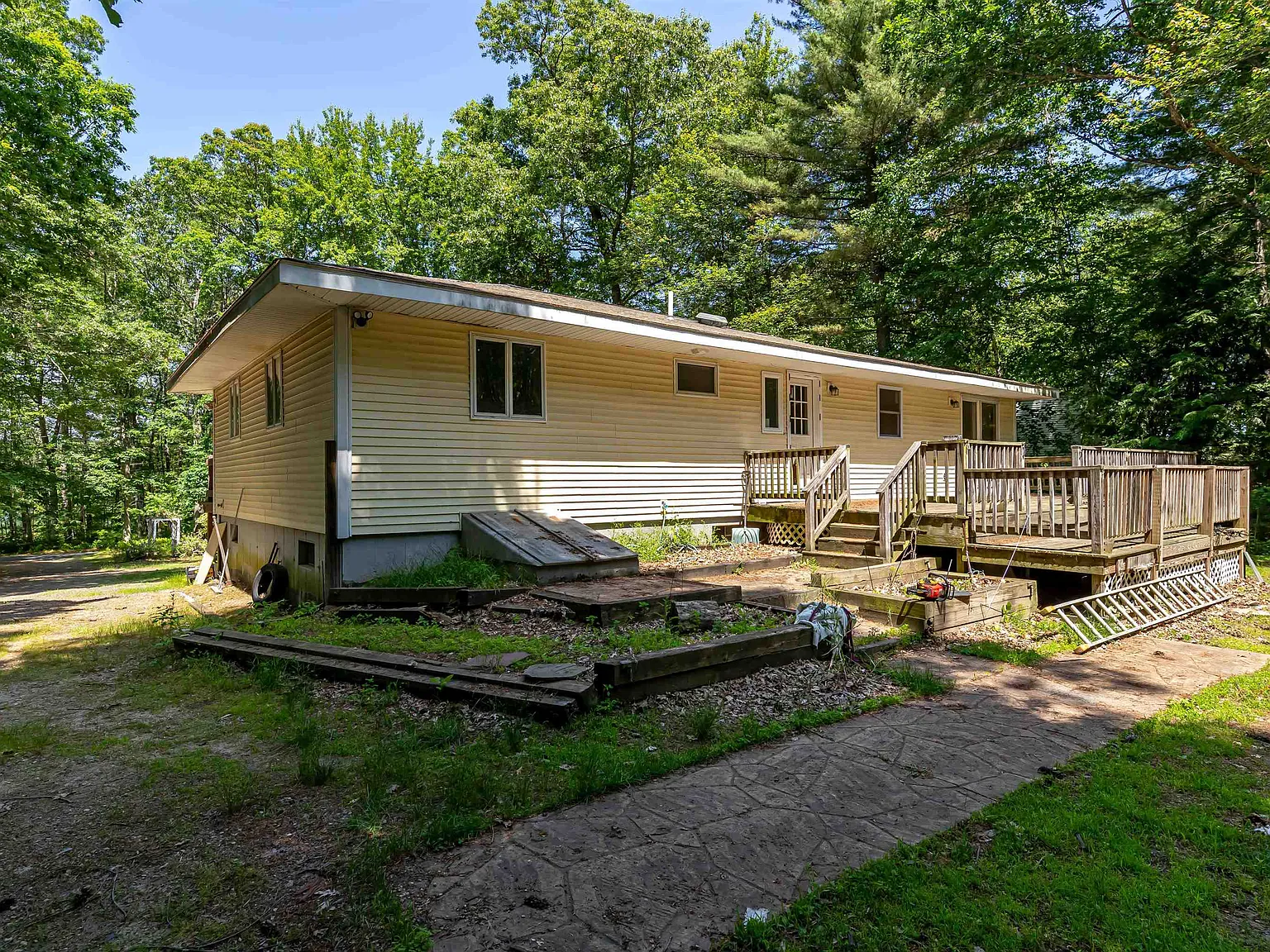 3 bed, 1.0 bath, 2328 sqft, $2,500 — Photo 3