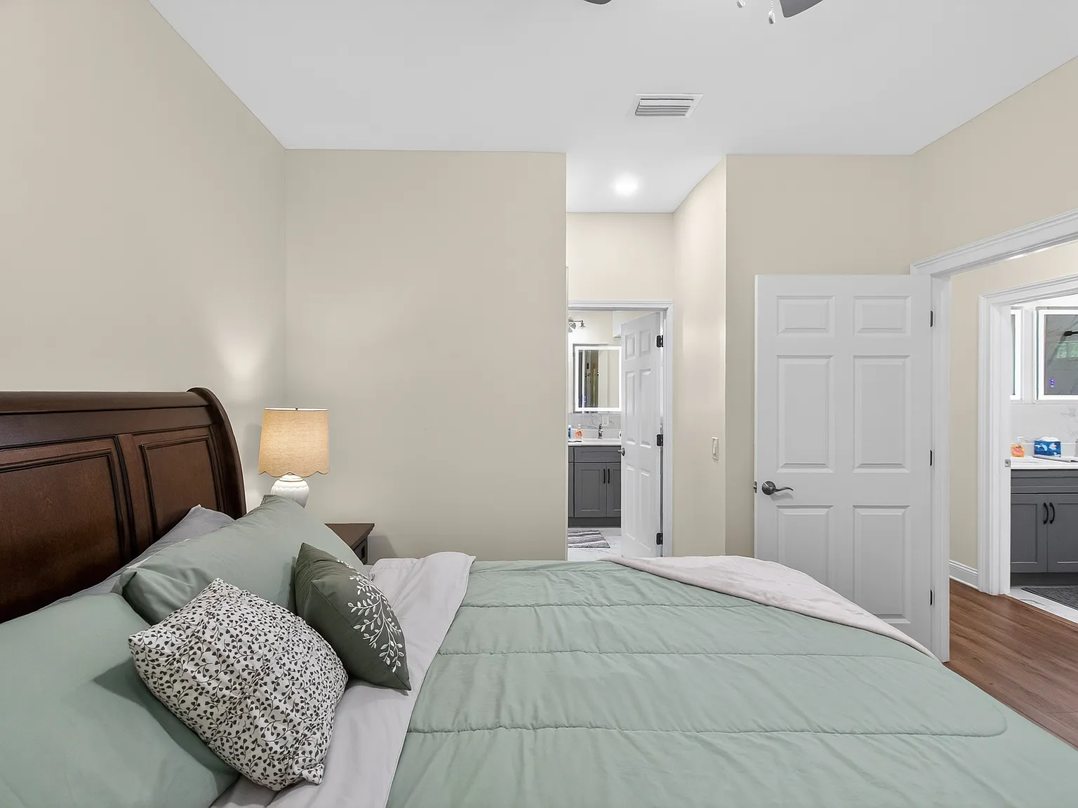 3 bed, 1300 sqft, $3,700 — Photo 2