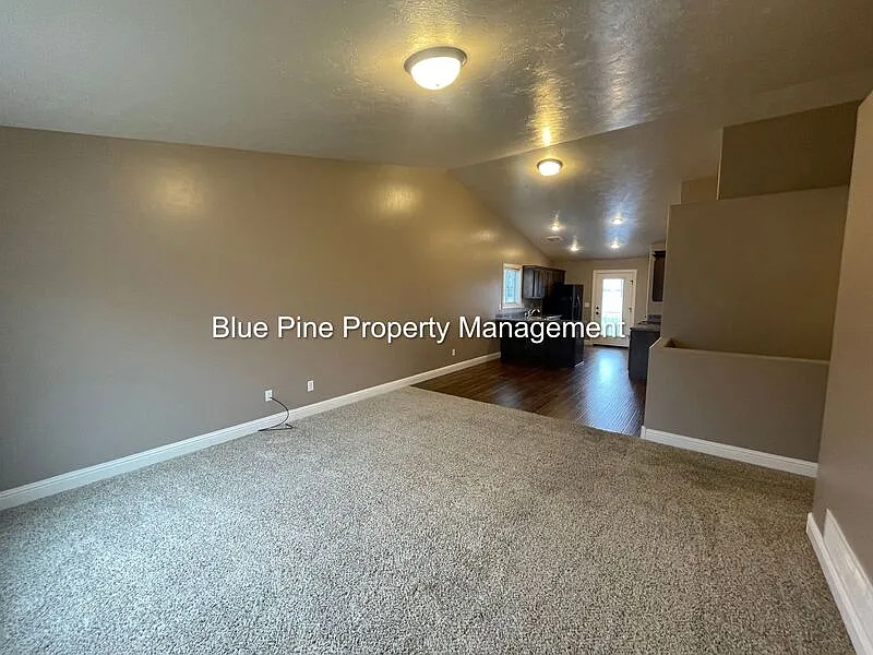 3 bed, 2.0 bath, 2570 sqft, $2,000 — Photo 2